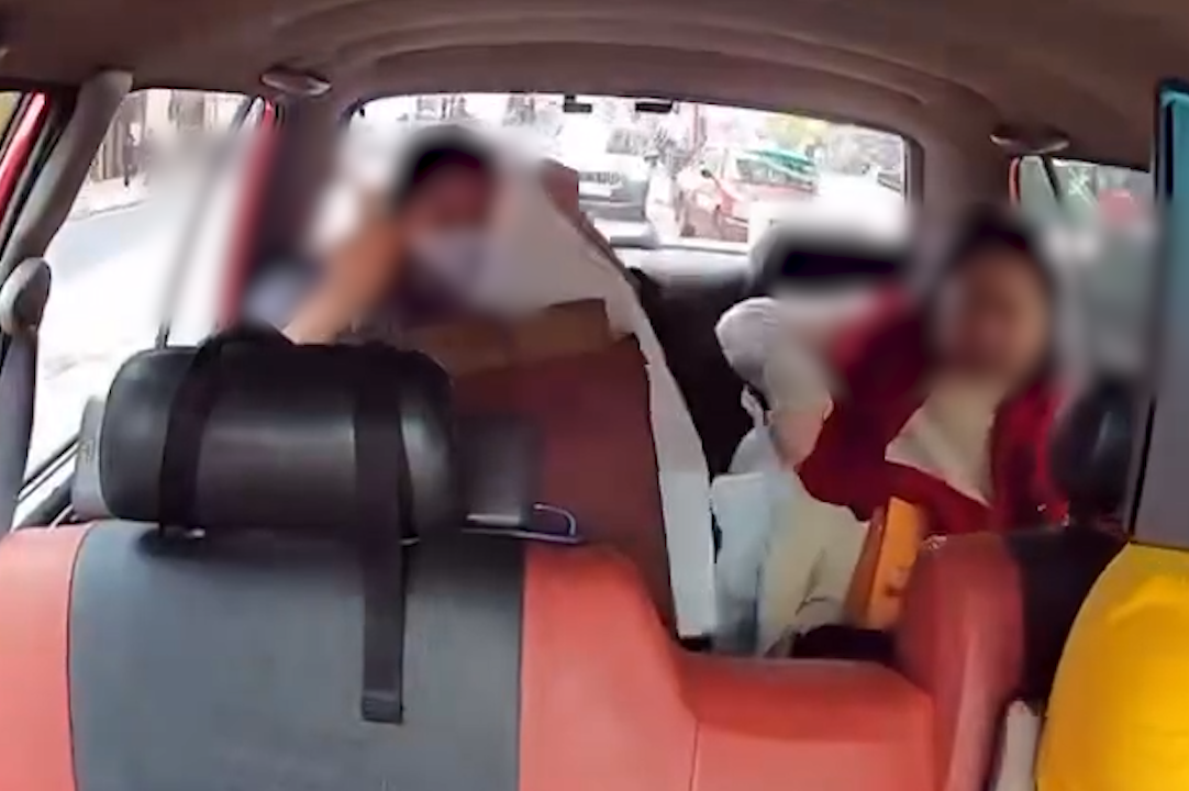 富婆出巡搭的士用「垃圾袋」墊位。(FB@高囂)