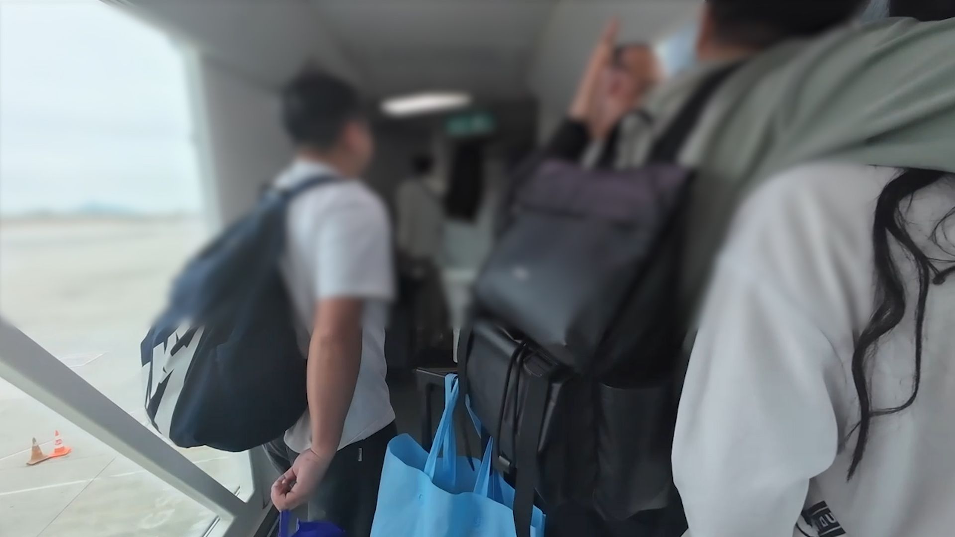 港航印尼峇厘航班惡夫婦罵空姐再撞乘客，男子一度揮拳兇人。