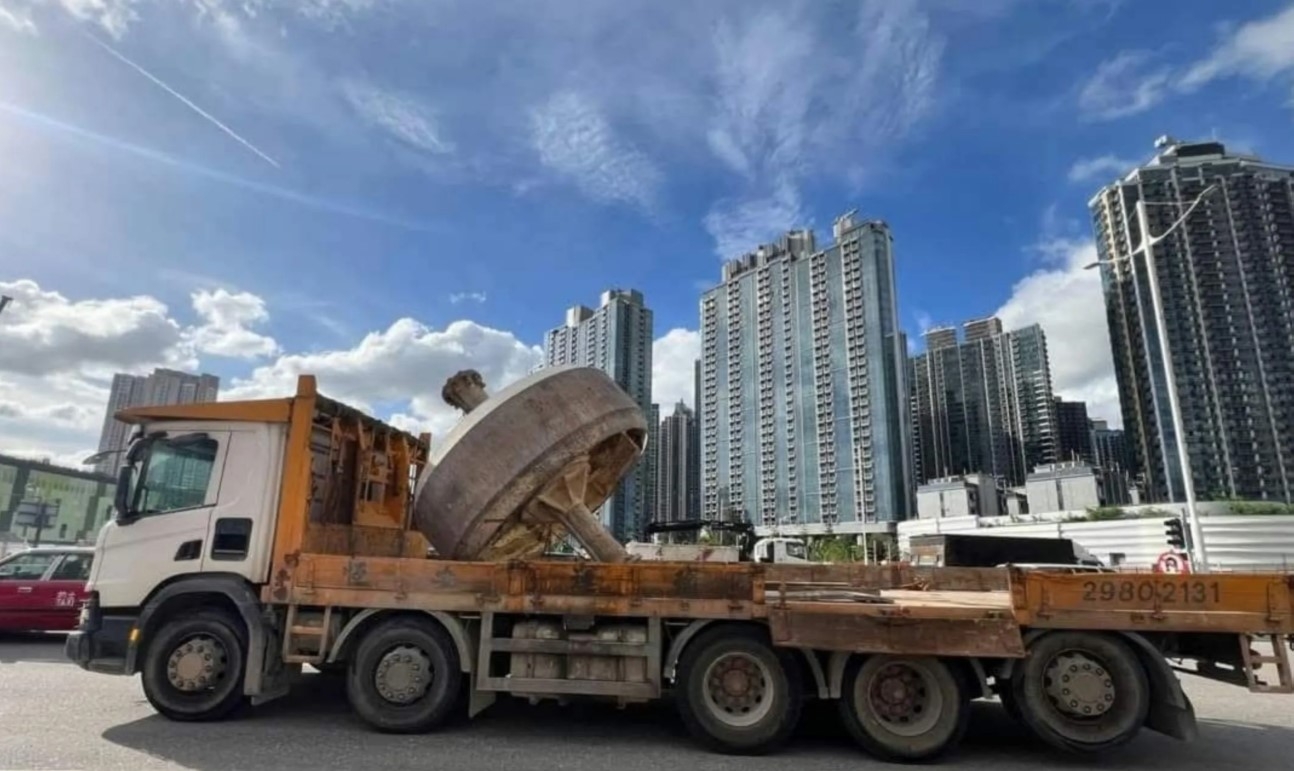 屯門貨車「都市陀飛輪」跌出馬路壓毀欄杆。(網上圖片)