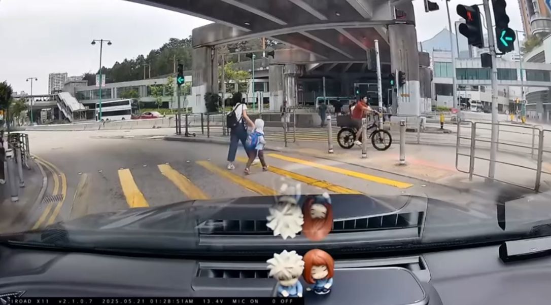 車Cam直擊｜屯門婦人無視燈位帶小朋友衝紅燈　司機：望都唔望下