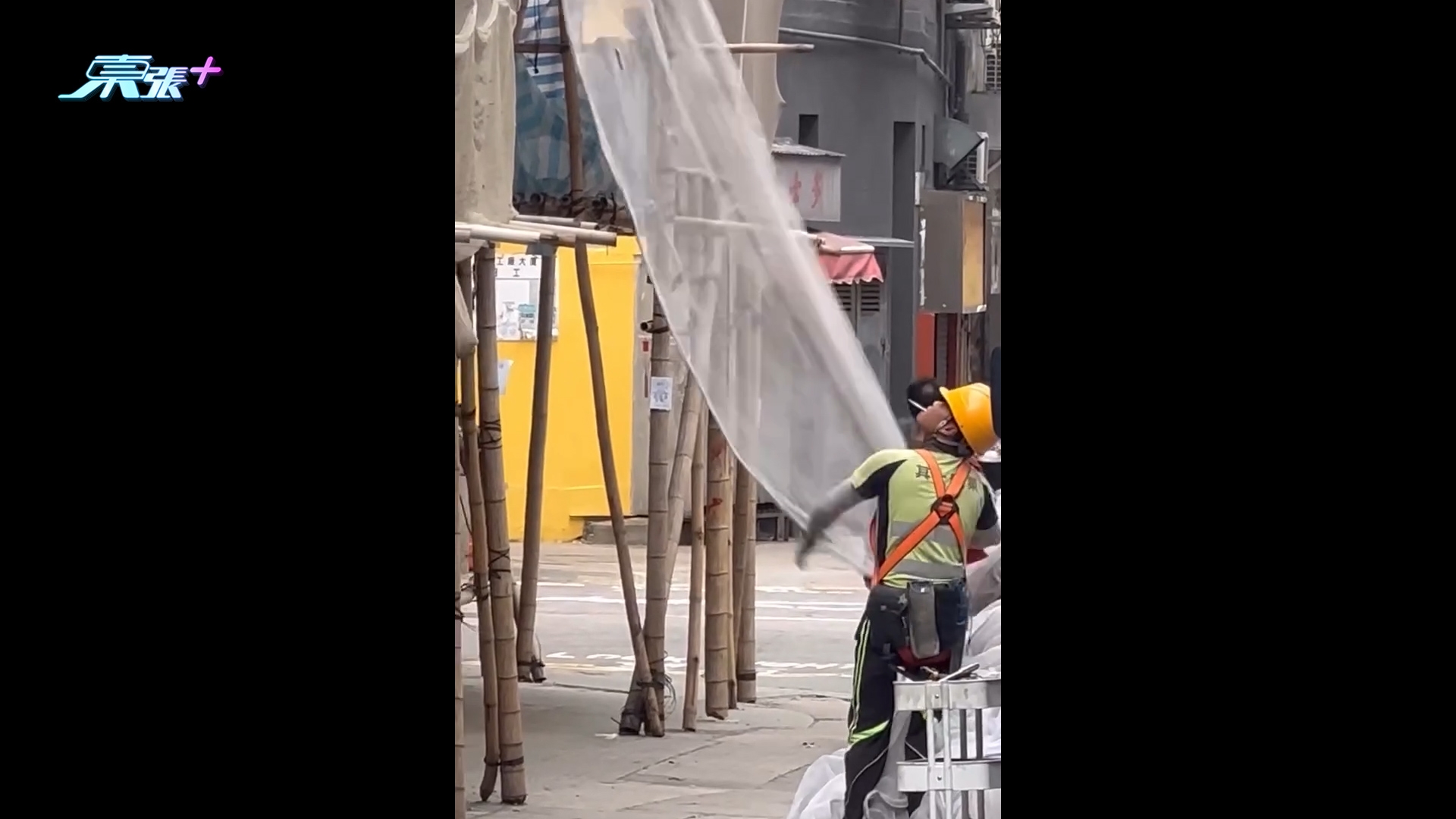 建築工人樓宇外「擔煙仔」收棚網勁Chill　網民：驚都未驚過