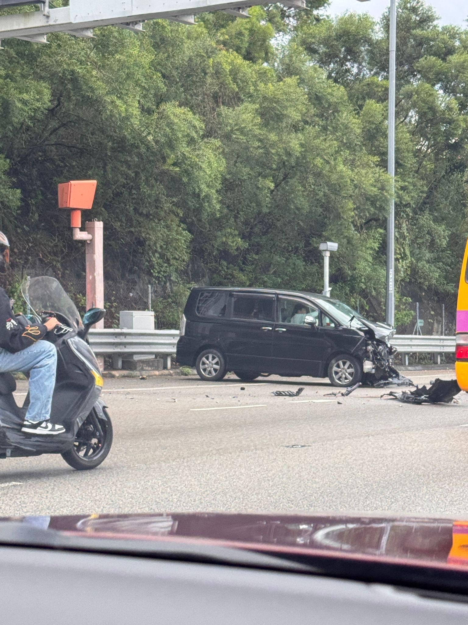 車Cam直擊｜吐露港公路七人車「舞龍」撞貨Van　再橫越三線撞壆停車