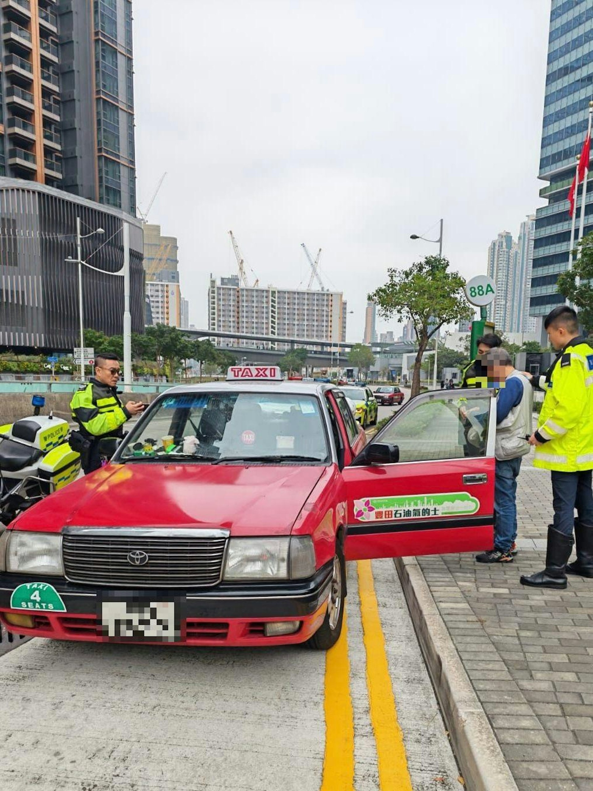 71歲男司機涉嫌「停牌期間駕駛」及「駕駛時沒有第三者保險」被捕。（警方圖片）