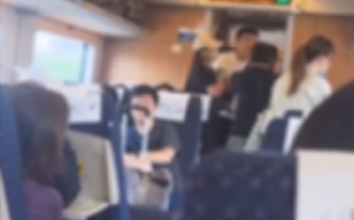 港男大鬧高鐵「爆粗兇乘客」囂張要人吹雞，疑不滿要收細聲浪爆衝突。(影片截圖)