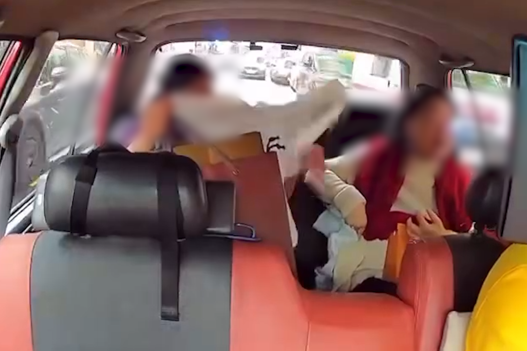 富婆出巡搭的士用「垃圾袋」墊位。(FB@高囂)