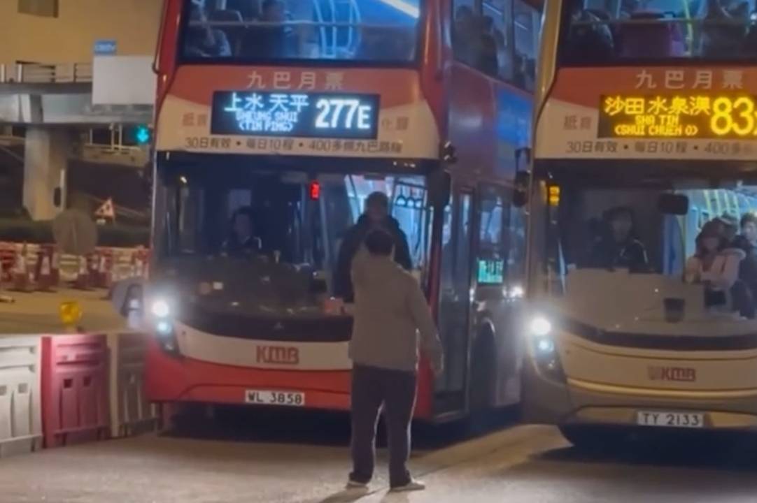 大老山隧道巴士站怪男「螳臂擋車」。(影片截圖／FB@Kitty Chau)