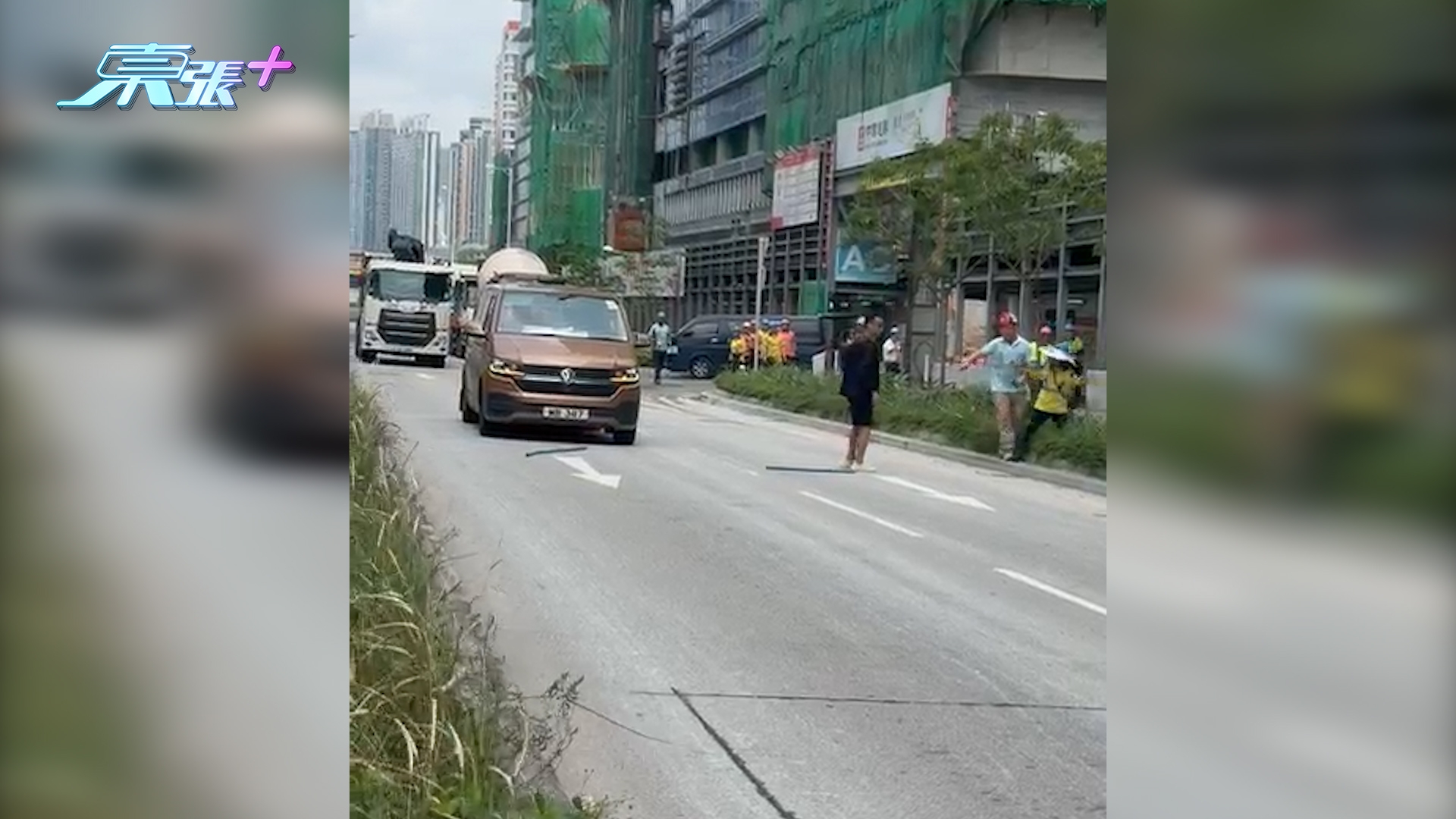 東張西望報料｜啟德醫院地盤「飛來橫禍」　高空飛鐵枝