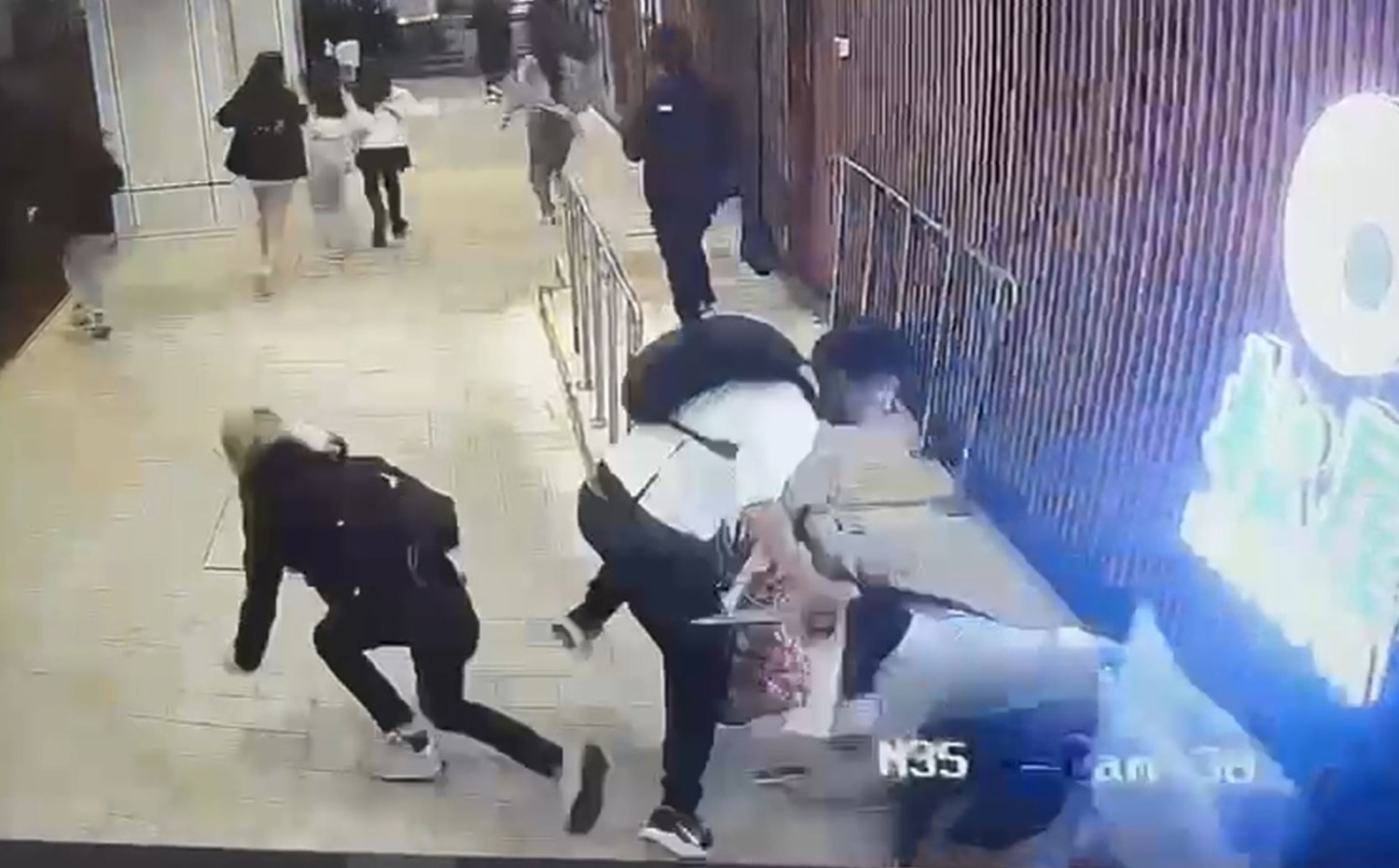 男子於屯門市廣場持刀挾持女子遭警連開兩槍疑犯送院後證實不治(21:18) - 20260115 - 港聞- 即時新聞- 明報新聞網