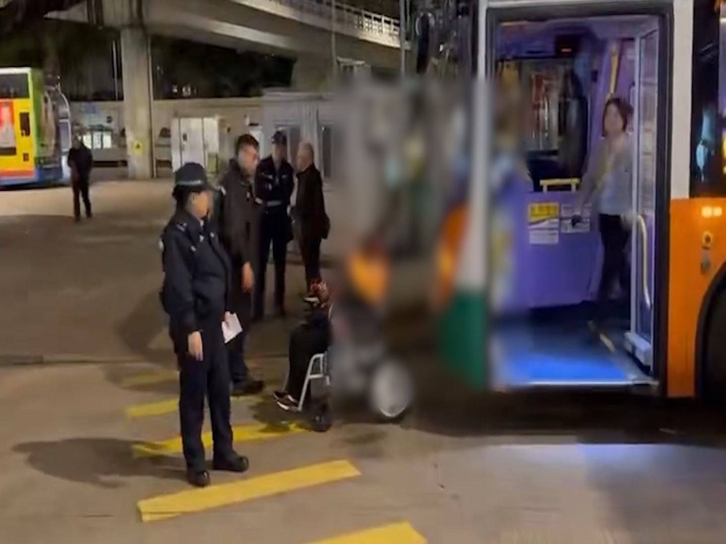 香港仔女車長被阿伯發難大鬧，只因輪椅婆婆未上到車？(影片截圖)