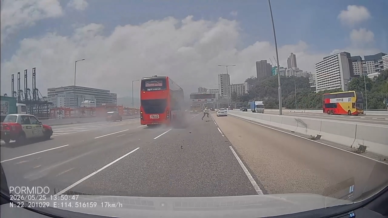 一名身處箭嘴車附近的職員迅速逃離，幸免於難。（Facebook影片截圖／車cam L（香港群組）／Frank Ho）