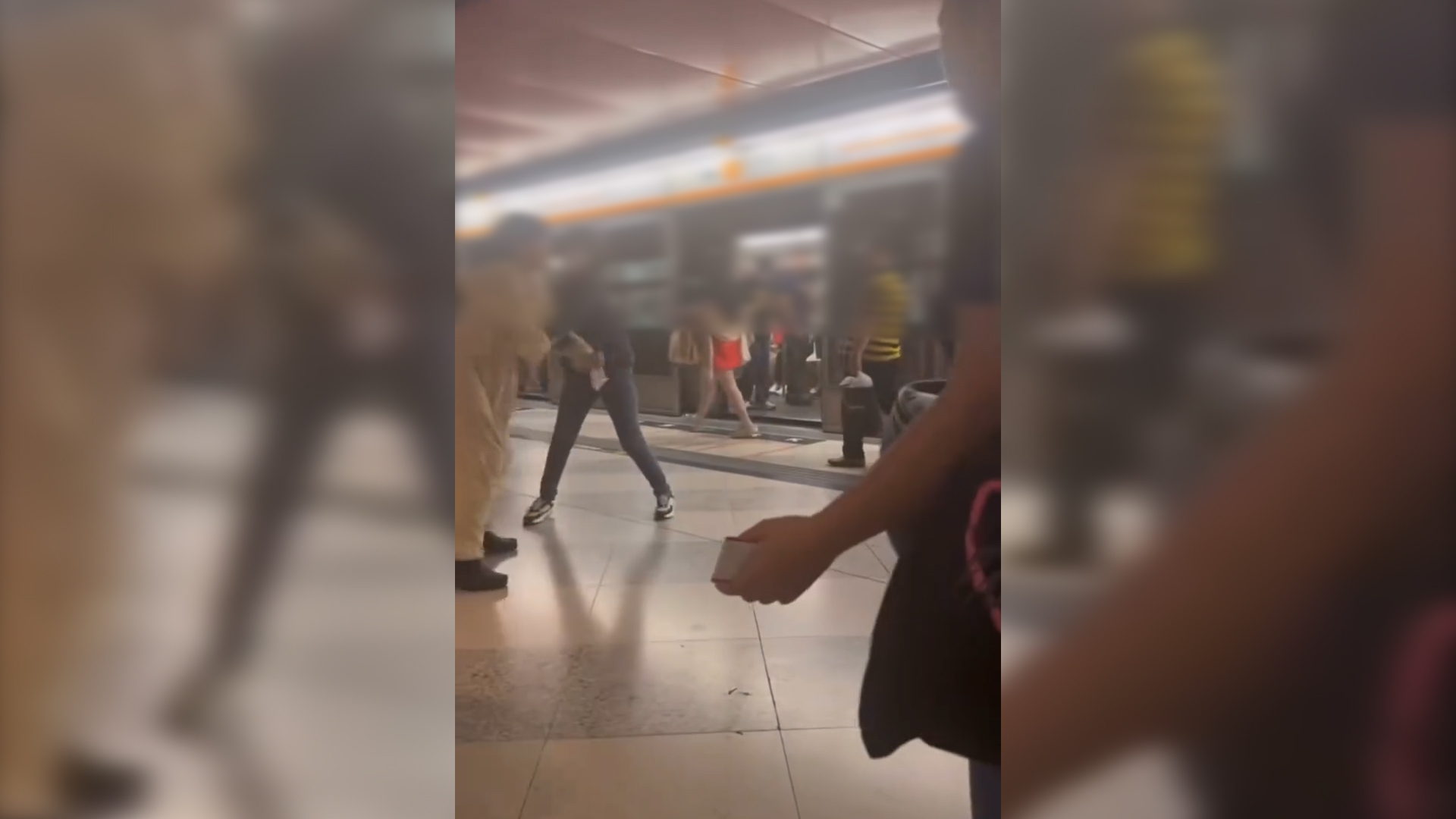 港鐵MMA｜屯門紅人VS飛腳大媽影片瘋傳　挑釁隻揪反被打到節節敗退