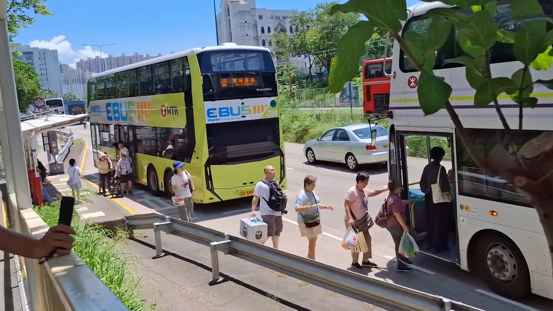 屯門電動巴士疑「無電」停駛　全車客須轉乘另車　網民：無電好過爆炸自焚