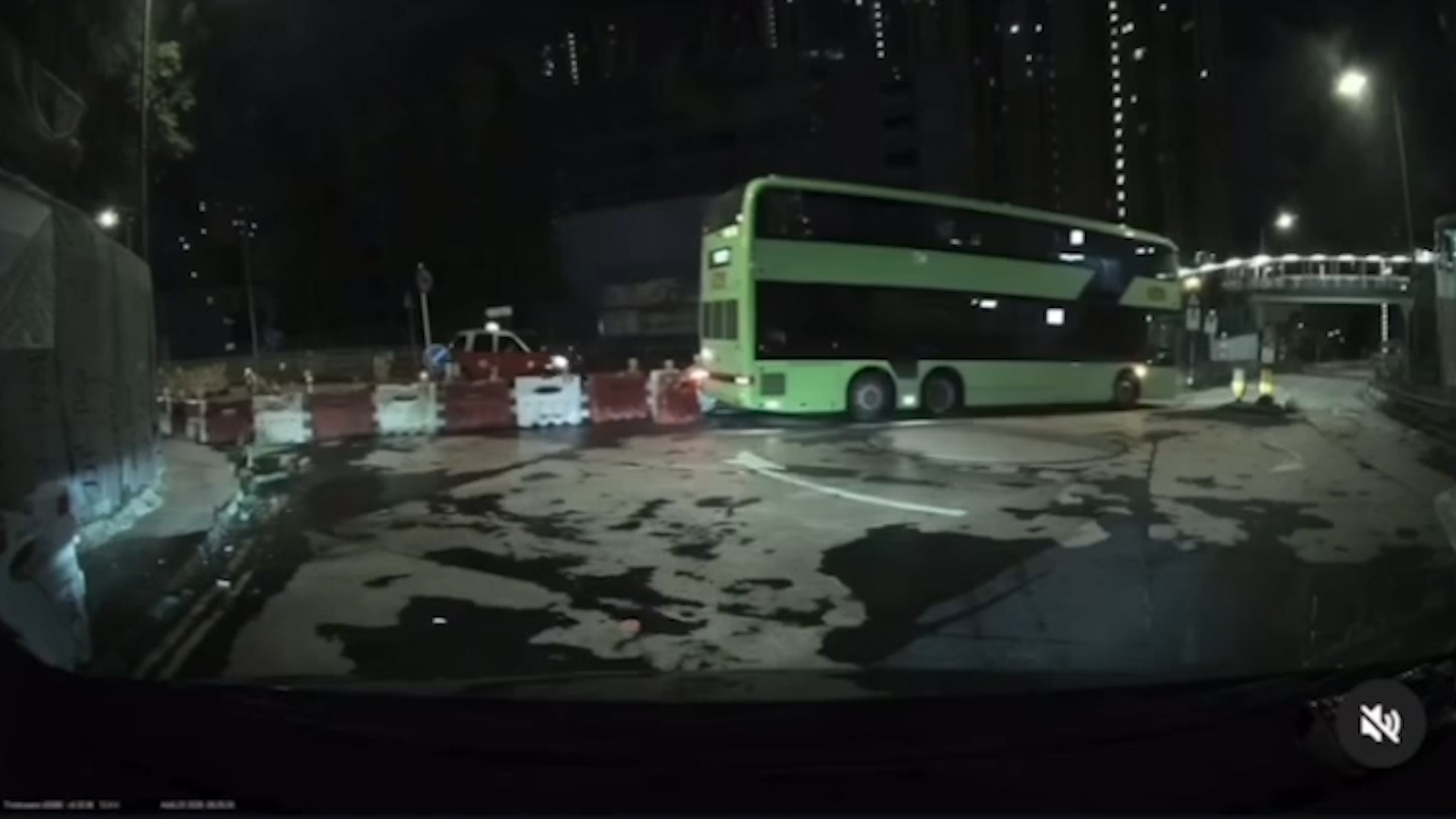 車Cam直擊｜訓練巴士撞水馬後順手牽羊「帶隊做龍頭」　網民：請再考牌