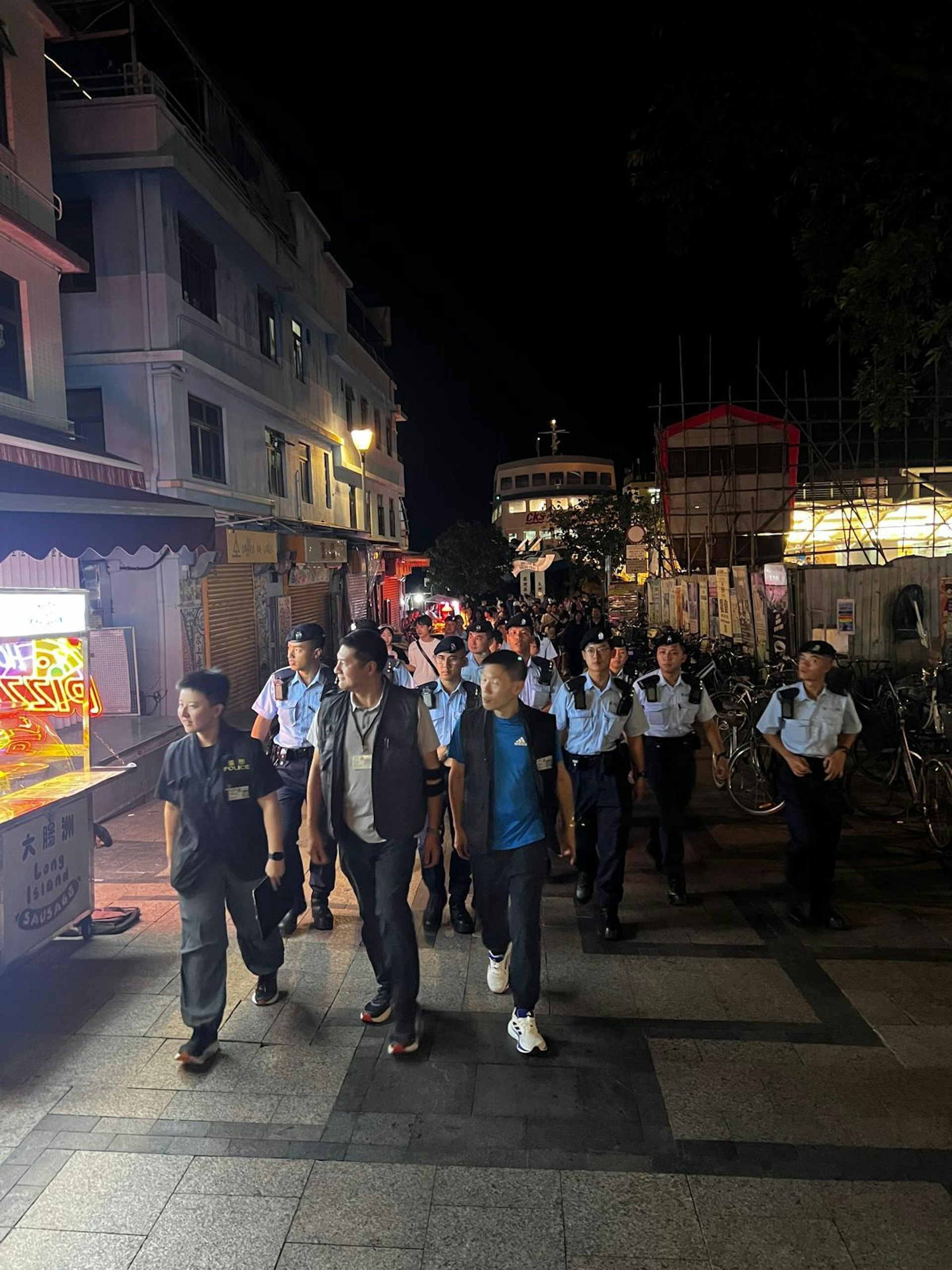 警方昨日（10月25日）進行全港性的「犁庭掃穴」行動，突擊搜查145間娛樂場所，進行拘捕及大規模掃蕩，以打擊有組織犯罪活動，堵截犯罪份子的收入來源。（警方圖片）