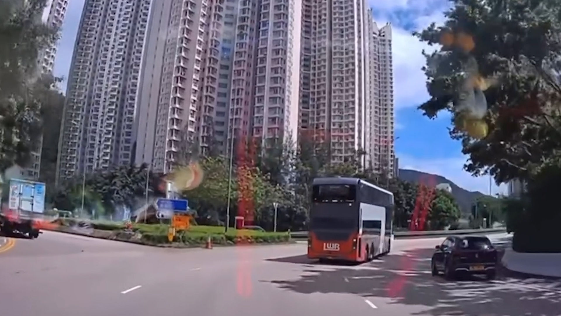 車Cam直擊｜馬鞍山司機迴旋處失誤打白鴿轉　網民嘲：個牌淘寶考返嚟