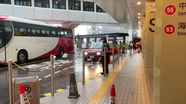 東張西望｜東張+直擊瑪麗醫院　女士黑雨下苦等小巴兩個鐘　的士無法上落山接客