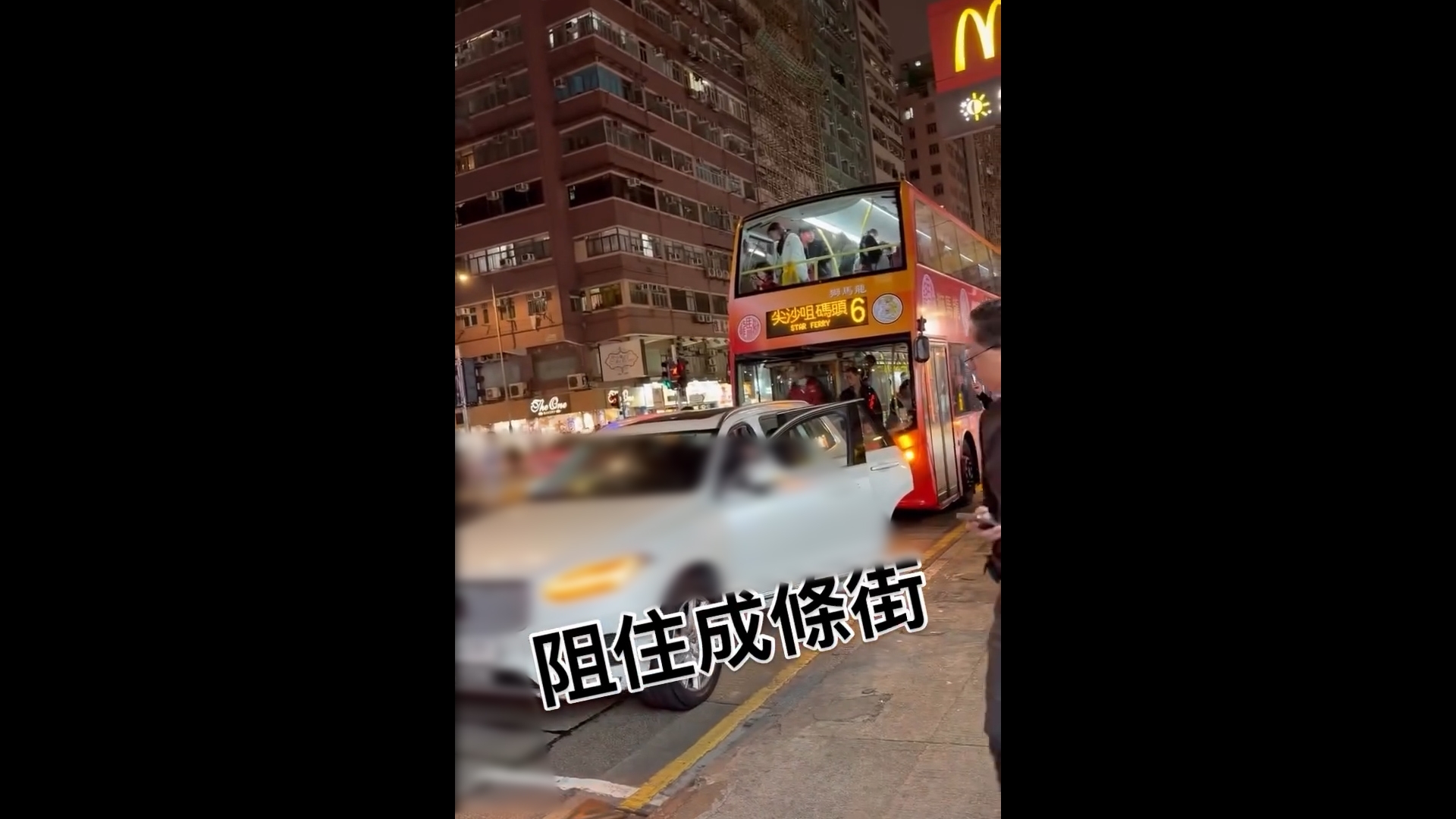 東張西望報料｜中港車旺角阻巴士落客　車長落車報警　觀眾：成條路俾佢玩晒