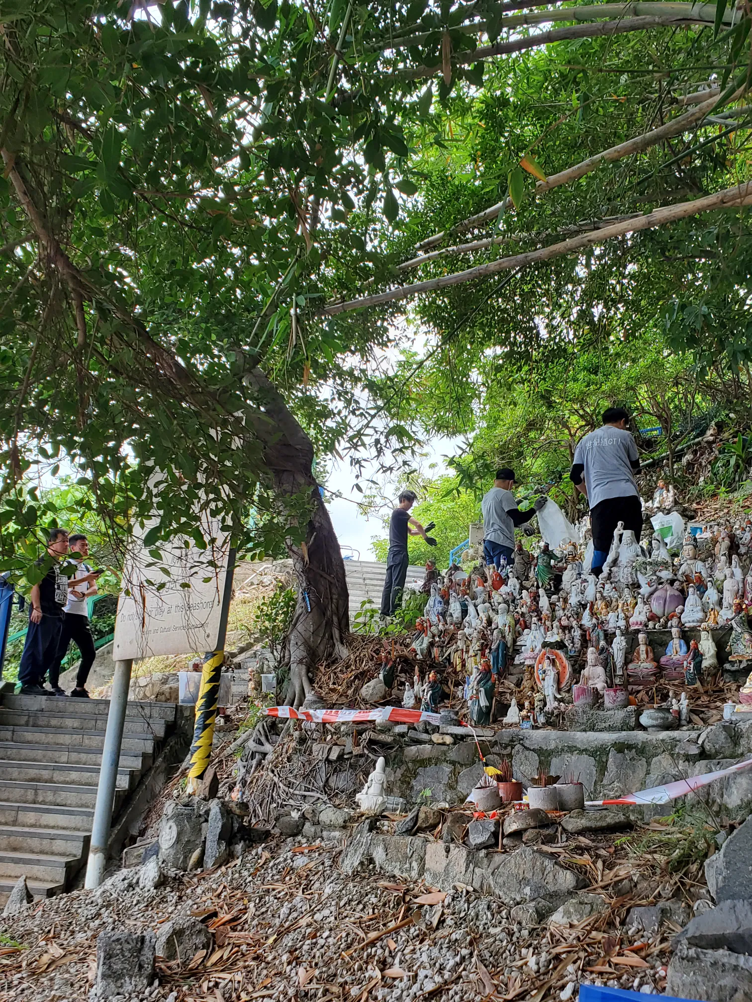 東張西望跟進｜華富邨瀑布灣「神像山」疑鞏固斜坡　康文署將清理逾千神像 （Threads@brian12160）