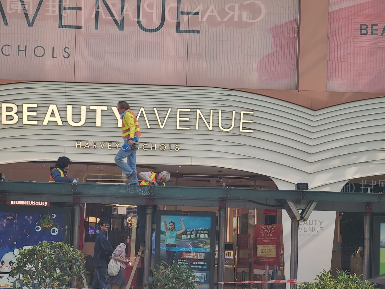 東張西望跟進｜旺角巴士站上蓋玻璃破裂藏危險　九巴：已清理及將盡快維修