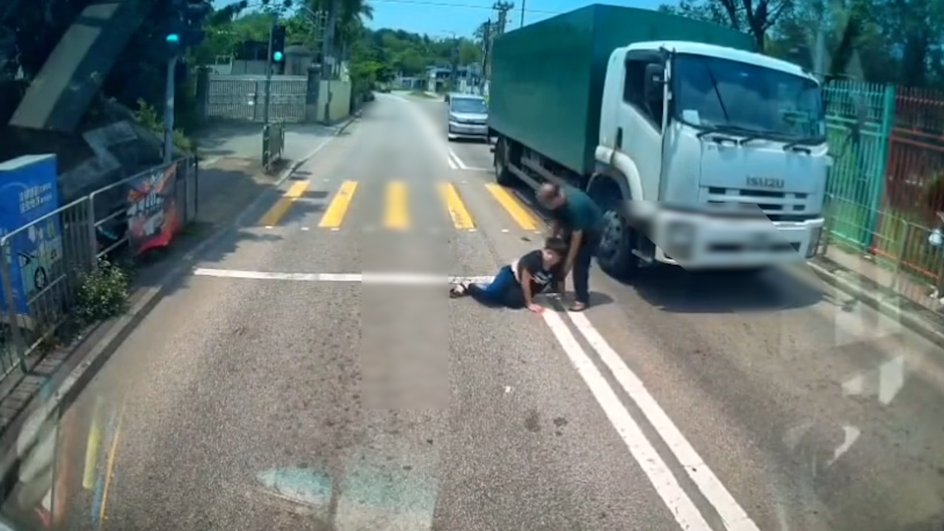 車Cam直擊｜男子青山公路衝紅燈「捐車罅」　遭貨車撞飛再反彈落地 （FB＠突發馬路車cam大全／Edwin Ying Fai）