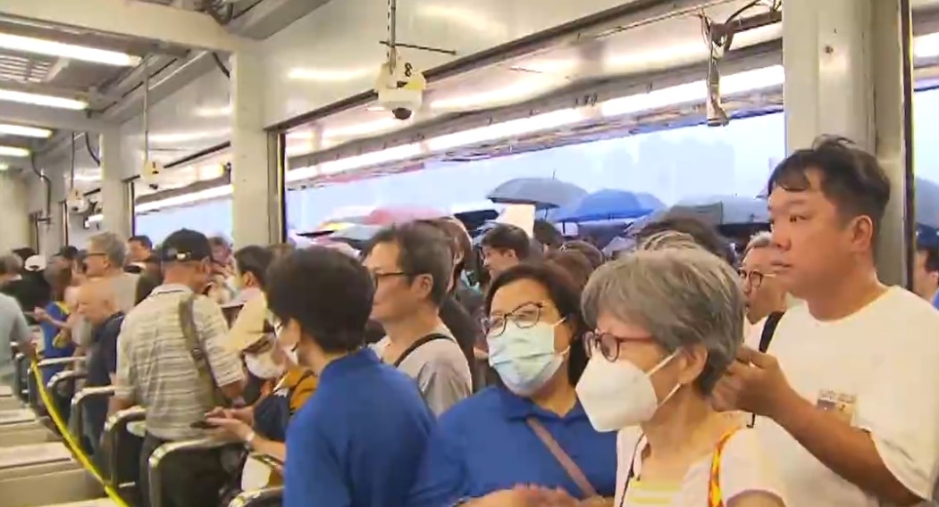 馬季開鑼｜馬迷未能提早入場被大雨淋濕　不滿表示「希望檢討下」