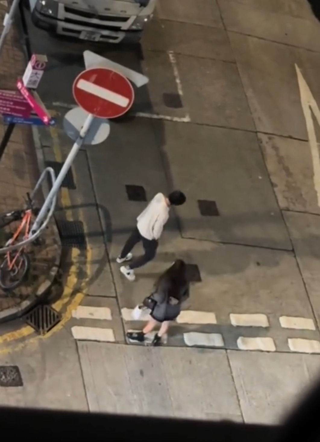 拍攝地點疑為大埔街頭，片中一對情侶在馬路上爭執