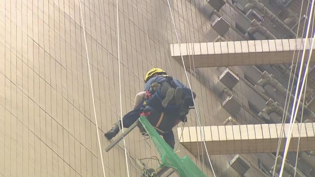 消防接報到場，從大廈天台游繩展開營救。（網上圖片）