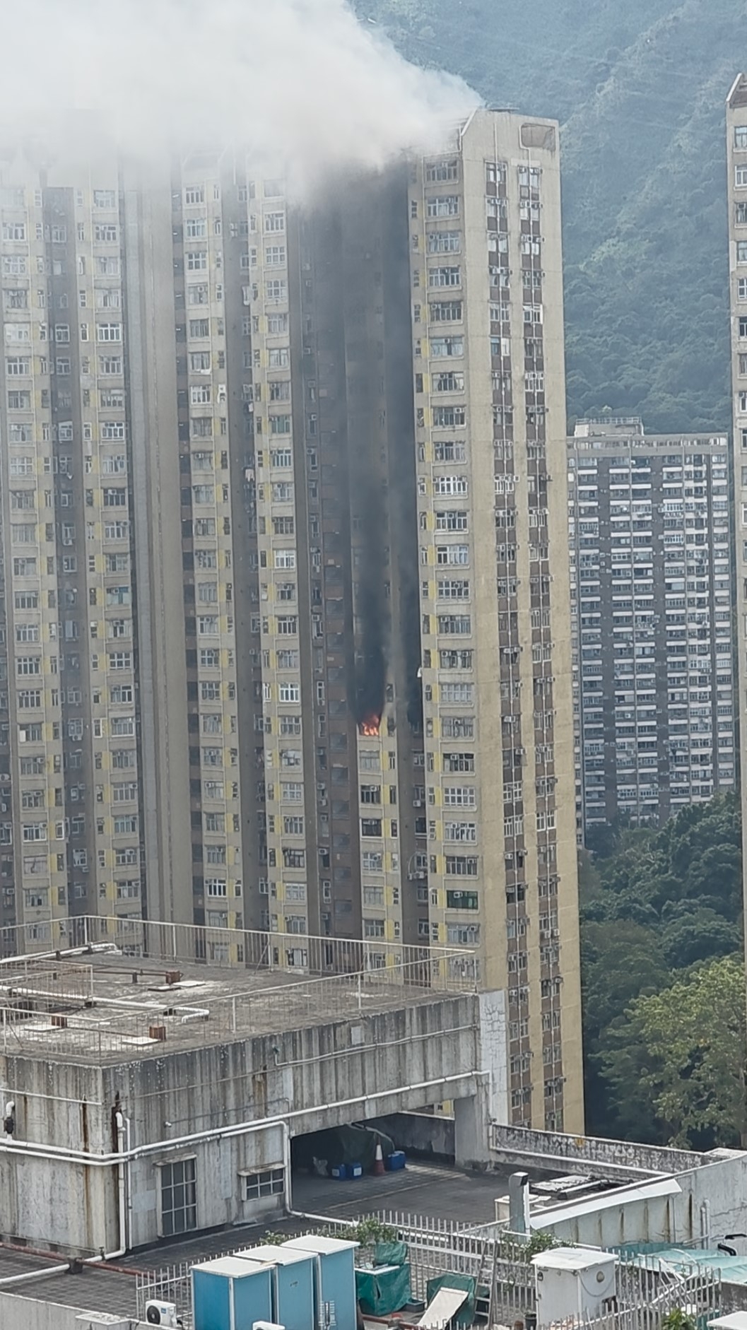 東張西望報料｜屯門山景邨單位起火濃煙直竄天際　觀眾即時拍片報《東張》