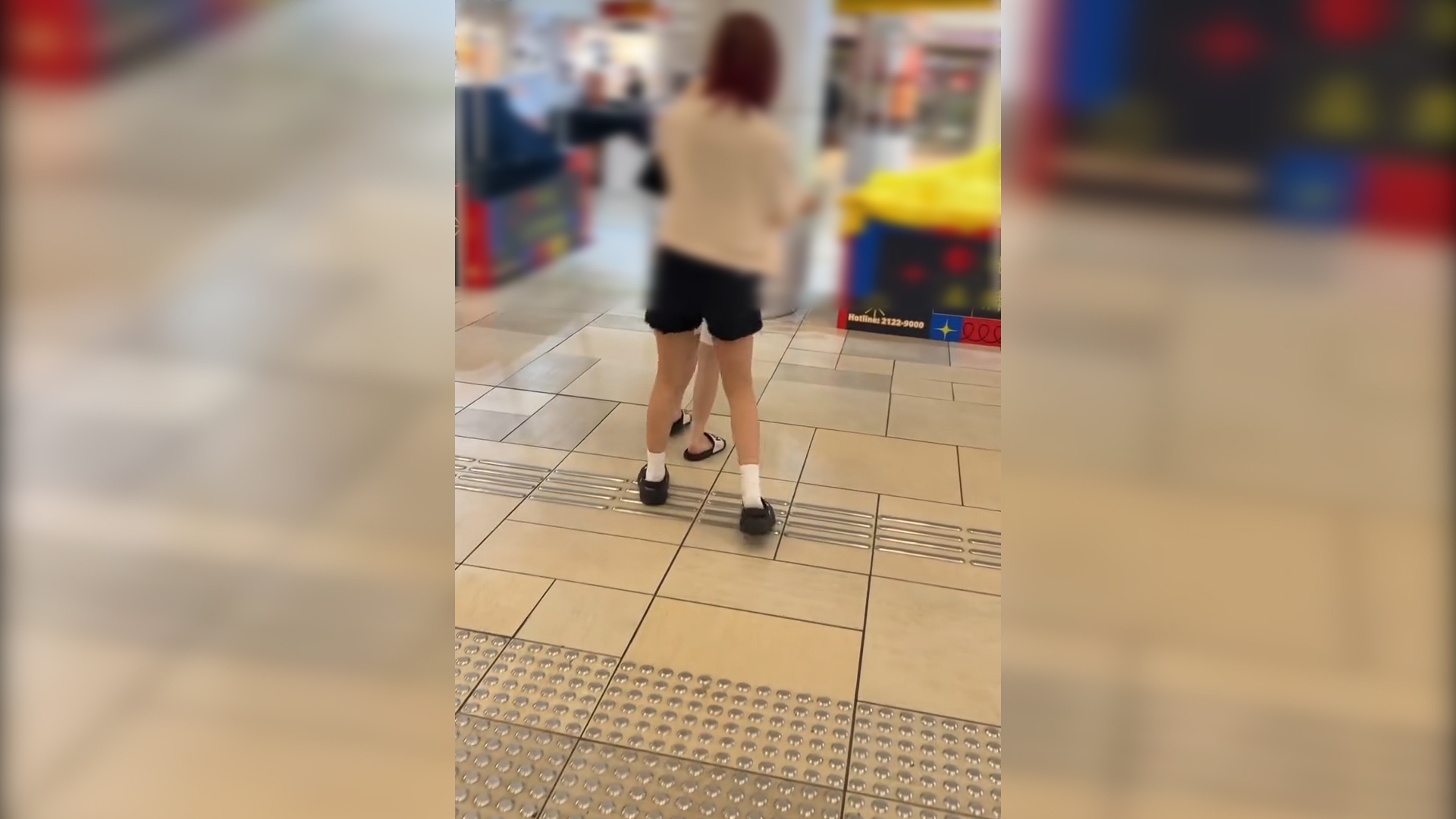 屯門少女坐商場電梯失平衡「原地瞓覺」　網民質疑：吸咗「太空油」 (Threads@itsqiqikeikei)