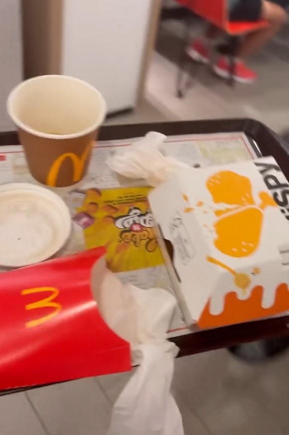 港男快餐店用膳後籲食客自行歸還餐盤　惹網民熱議被批：好心做壞事