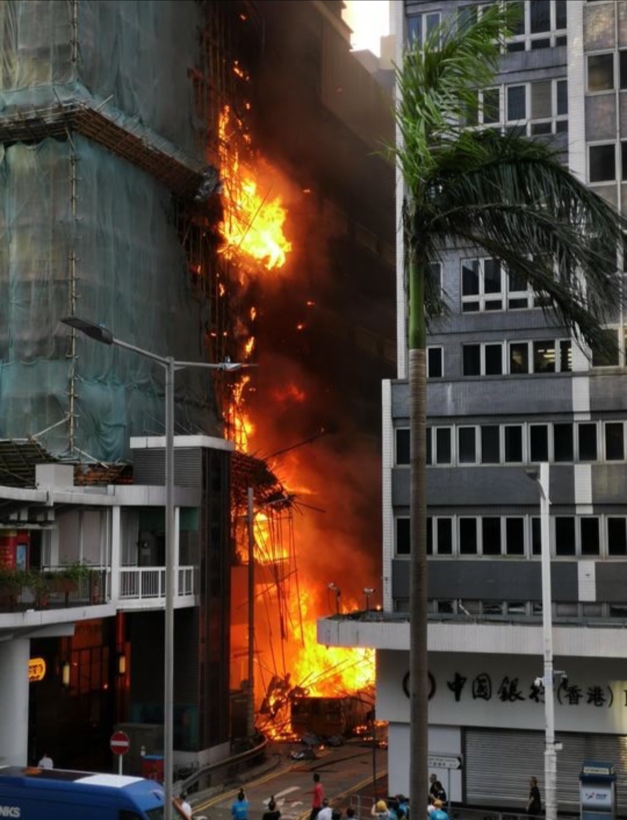 中環干諾道中34-37號華懋大廈後巷有棚架發生大火，濃煙直沖半空。（Facebook圖片／車cam L（香港群組）／馮先森）