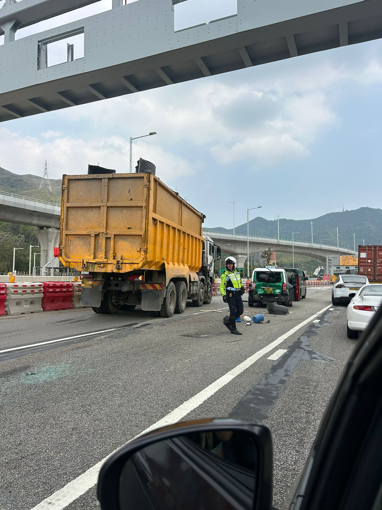 事發後，其中一輛客貨車嚴重損毀，後門甩脫，車身變形扭曲，彷如廢鐵，涉事的士車尾亦有凹陷。（Facebook圖片／馬路的事 (即時交通資訊台)／Bosco Chu）