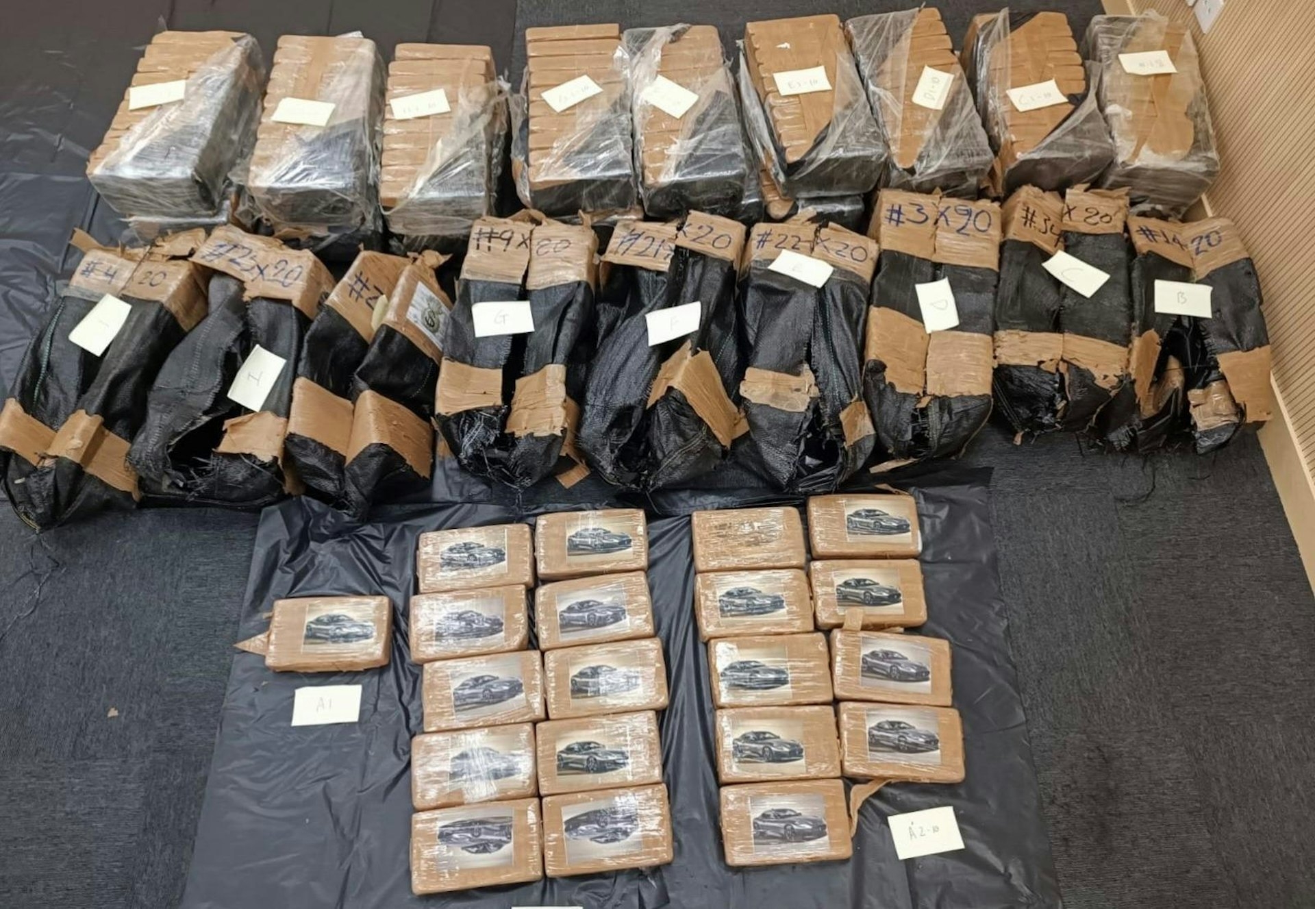 警方檢獲200公斤懷疑可卡因，市值約1.46億元。（警方圖片）