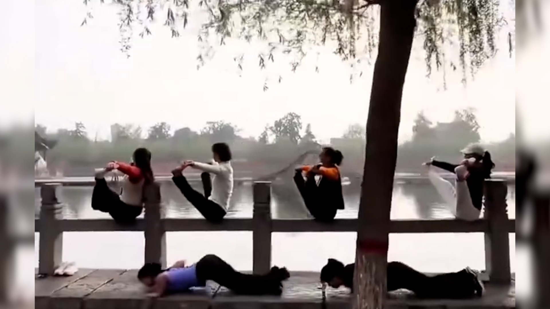 河南景區大媽湖邊石欄「高危瑜伽」惹議　凌空劈腿倒立動作　景區：將出面制止