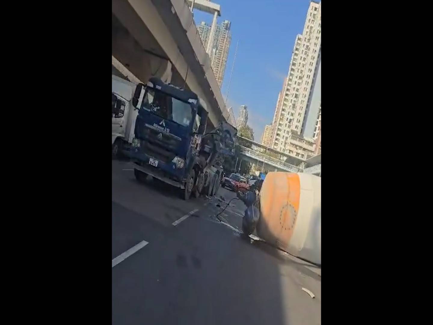 油麻地田螺車車斗甩脫卡馬路