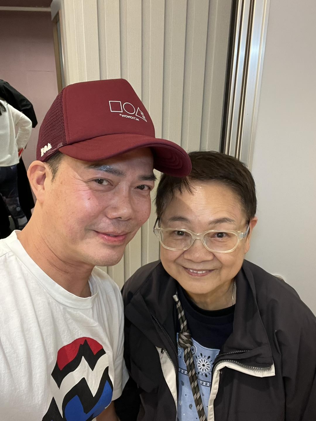 眾人飲飽食醉，見葉童、袁詠儀及謝天華等均飲到面紅紅，盡興而歸。