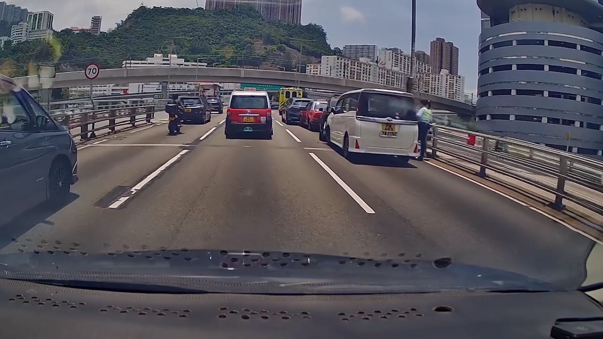 車Cam直擊｜荃灣新橋啟用首日即現「第一滴血」4車串燒　網民：大直路點做到 （FB＠車cam L（香港群組）／Talent Doggy）