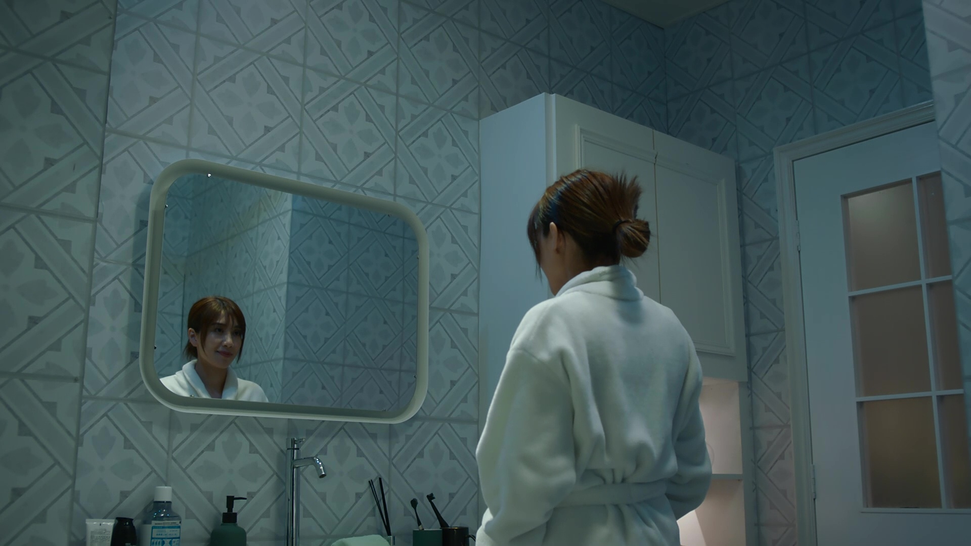 呢幕對鏡自言自語戲好搶，成功將不一樣嘅心月演繹咗出嚟。