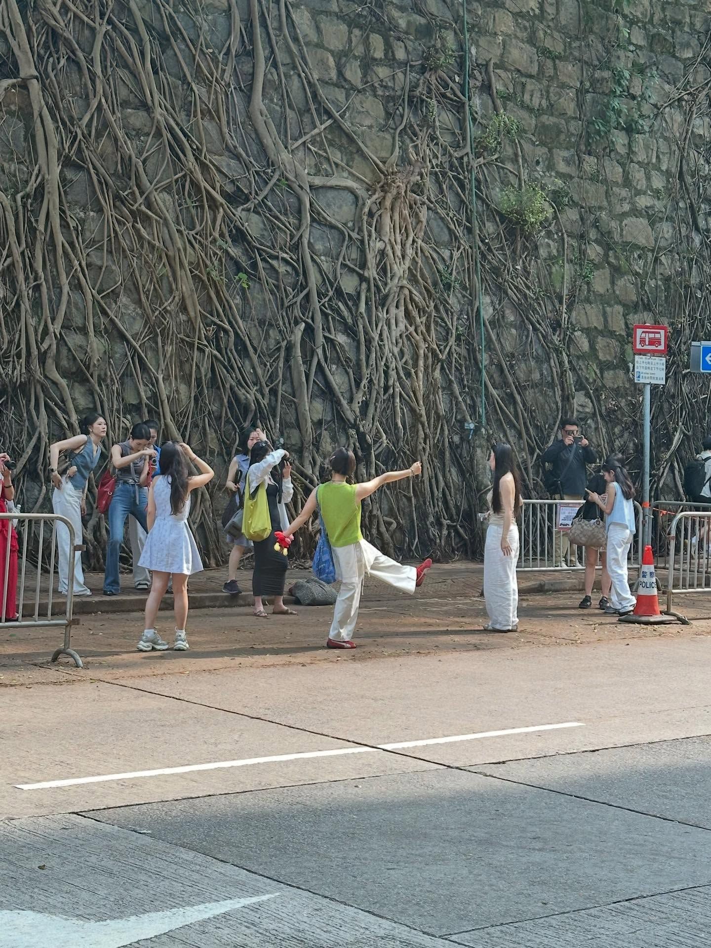 位於堅尼地城的咖啡店成了打卡地點，多名遊客前往拍照打卡，甚至一度走出馬路。