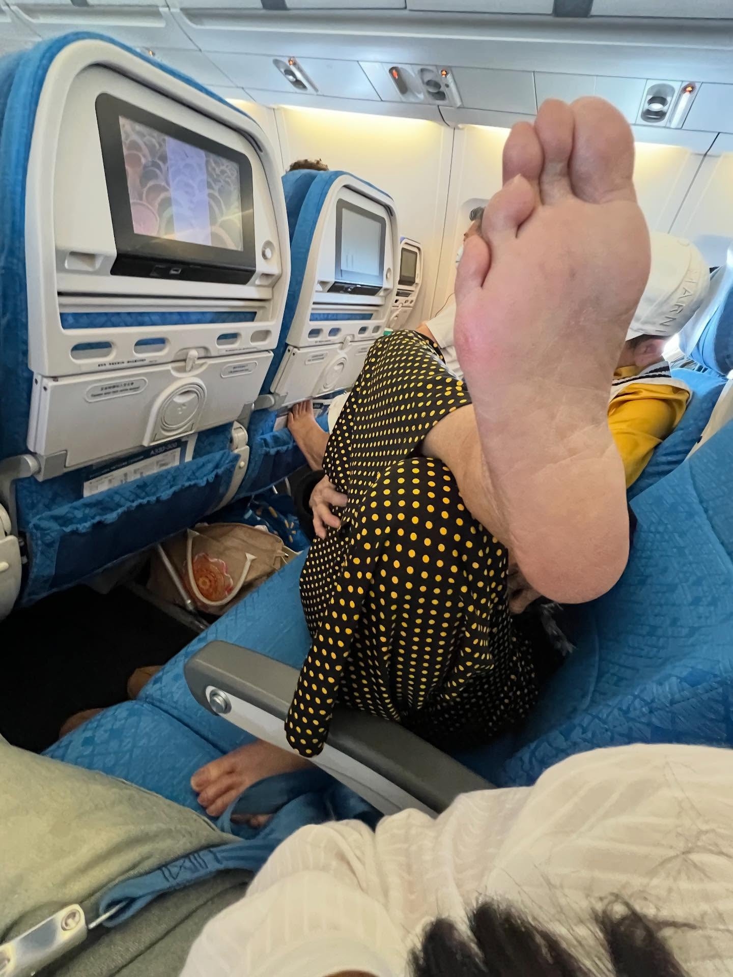 有片｜港女搭飛機鄰座臭腳攻擊　事主「佛系反應」震驚網民全網熱議