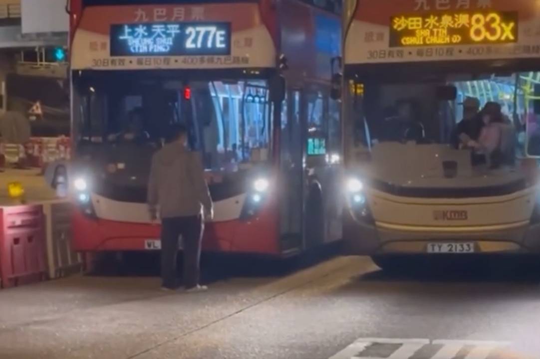 大老山隧道巴士站怪男「螳臂擋車」。(影片截圖／FB@Kitty Chau)