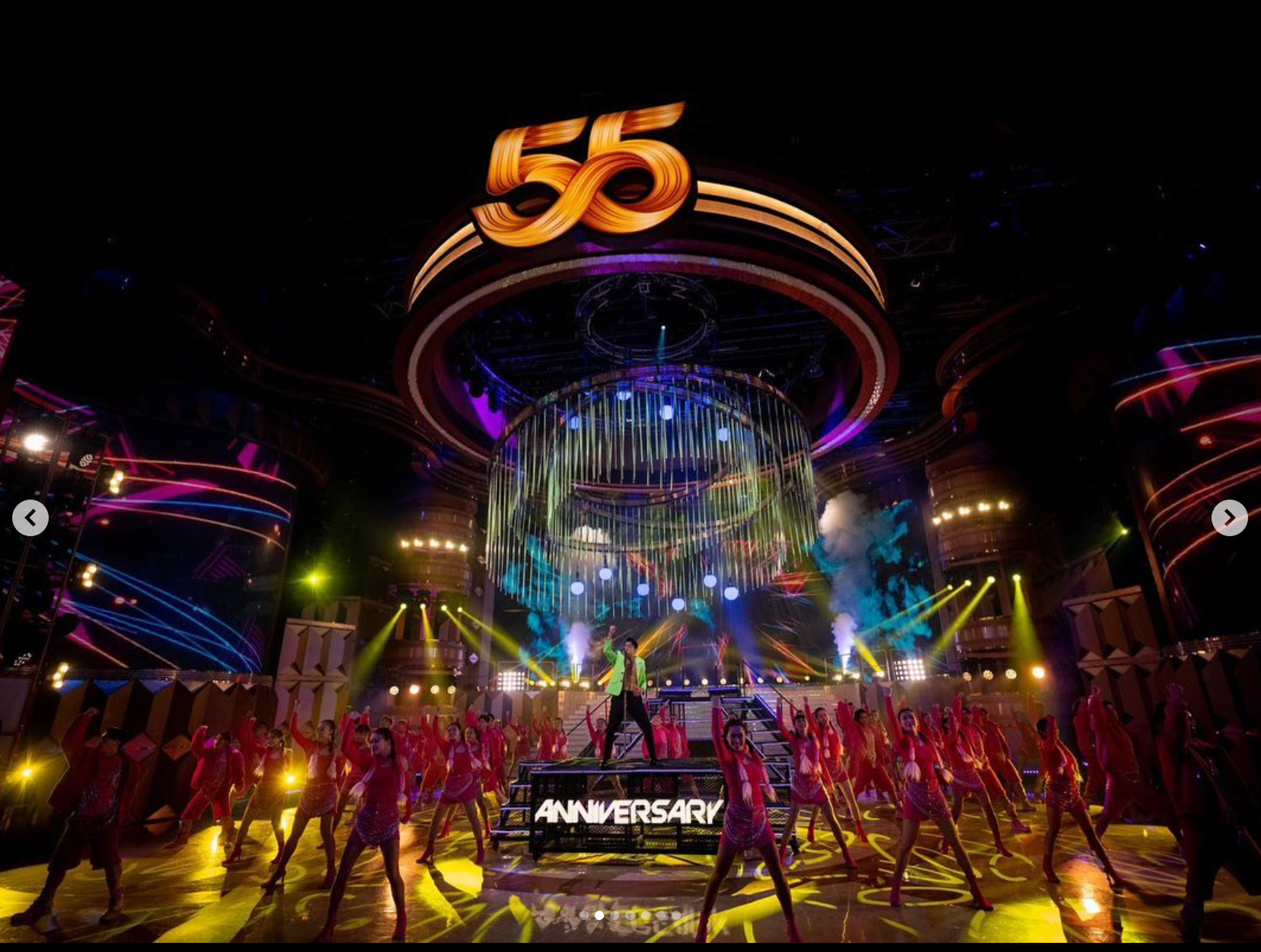 Aaron在社交平台分享他與眾年輕舞蹈員的演出照片