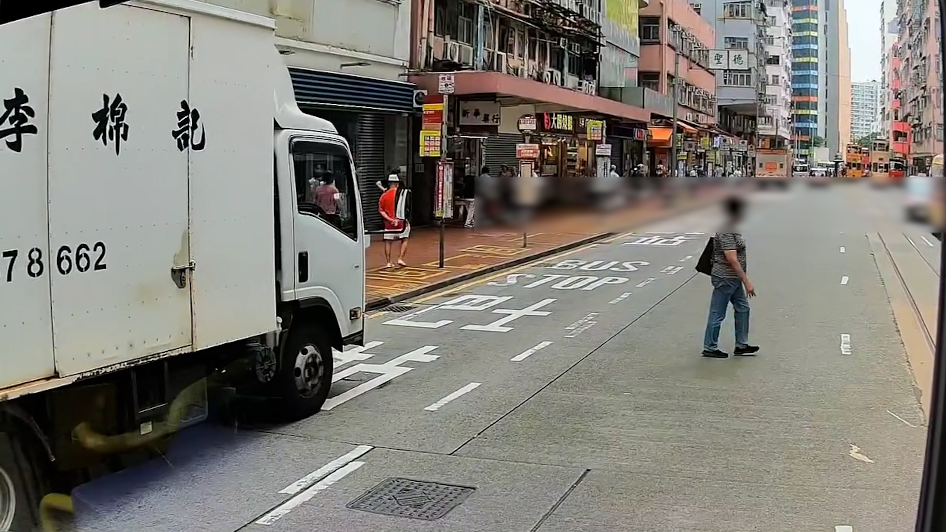 車Cam直擊｜阿姐「大地任我行」無視響安亂過馬路　網民怒斥不負責任 （FB@VibrantLobster1118）