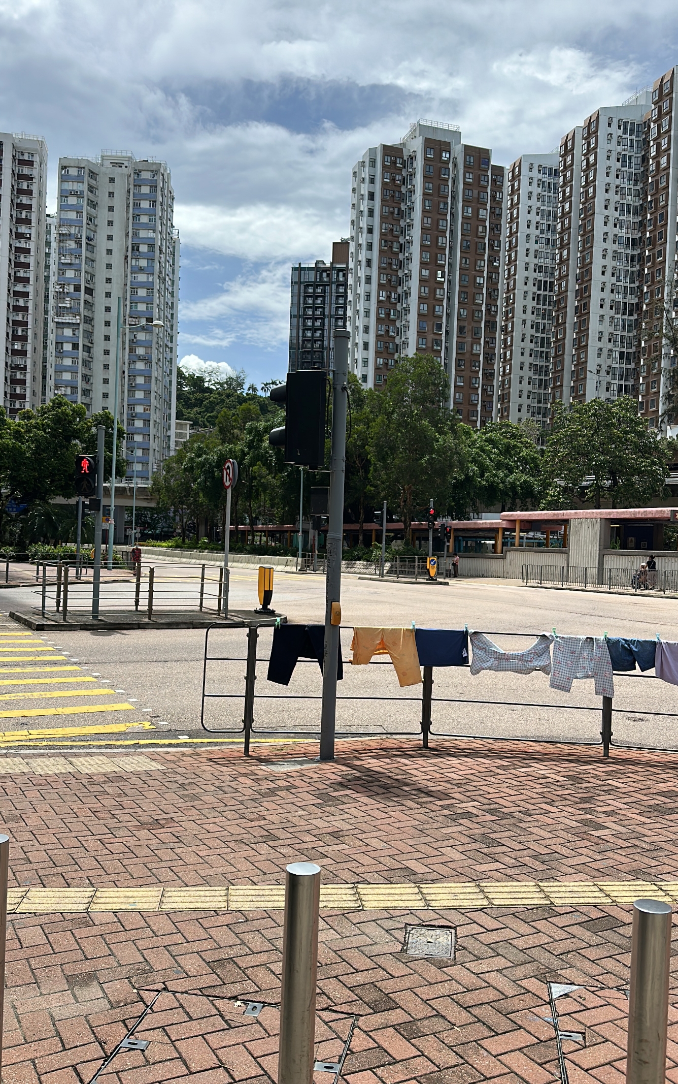 東張西望報料｜筲箕灣十字路口變「露天晾衫場」　衣物掛滿鐵欄惹議　居民報東張：真係好羞恥