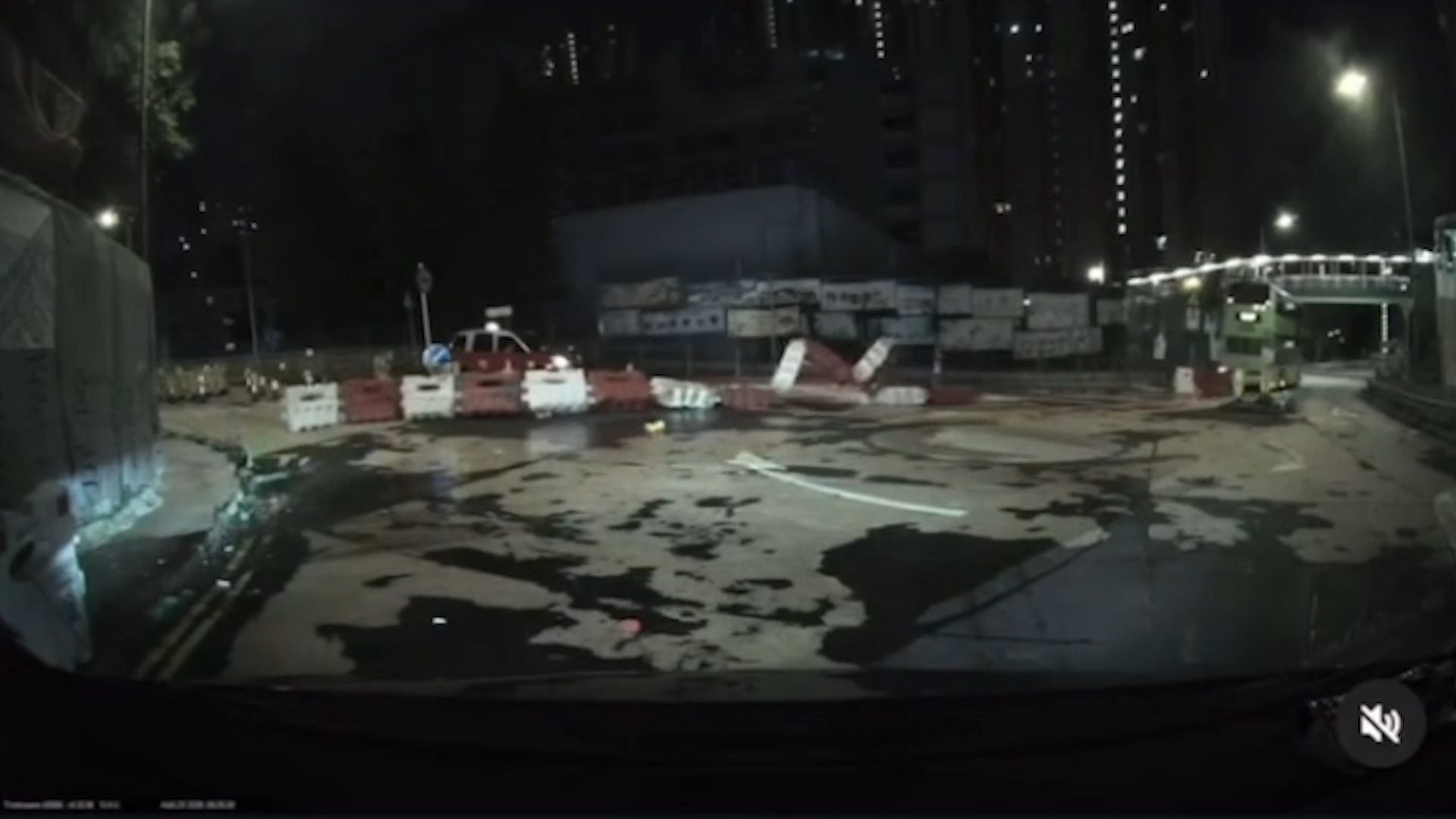 車Cam直擊｜訓練巴士撞水馬後順手牽羊「帶隊做龍頭」　網民：請再考牌