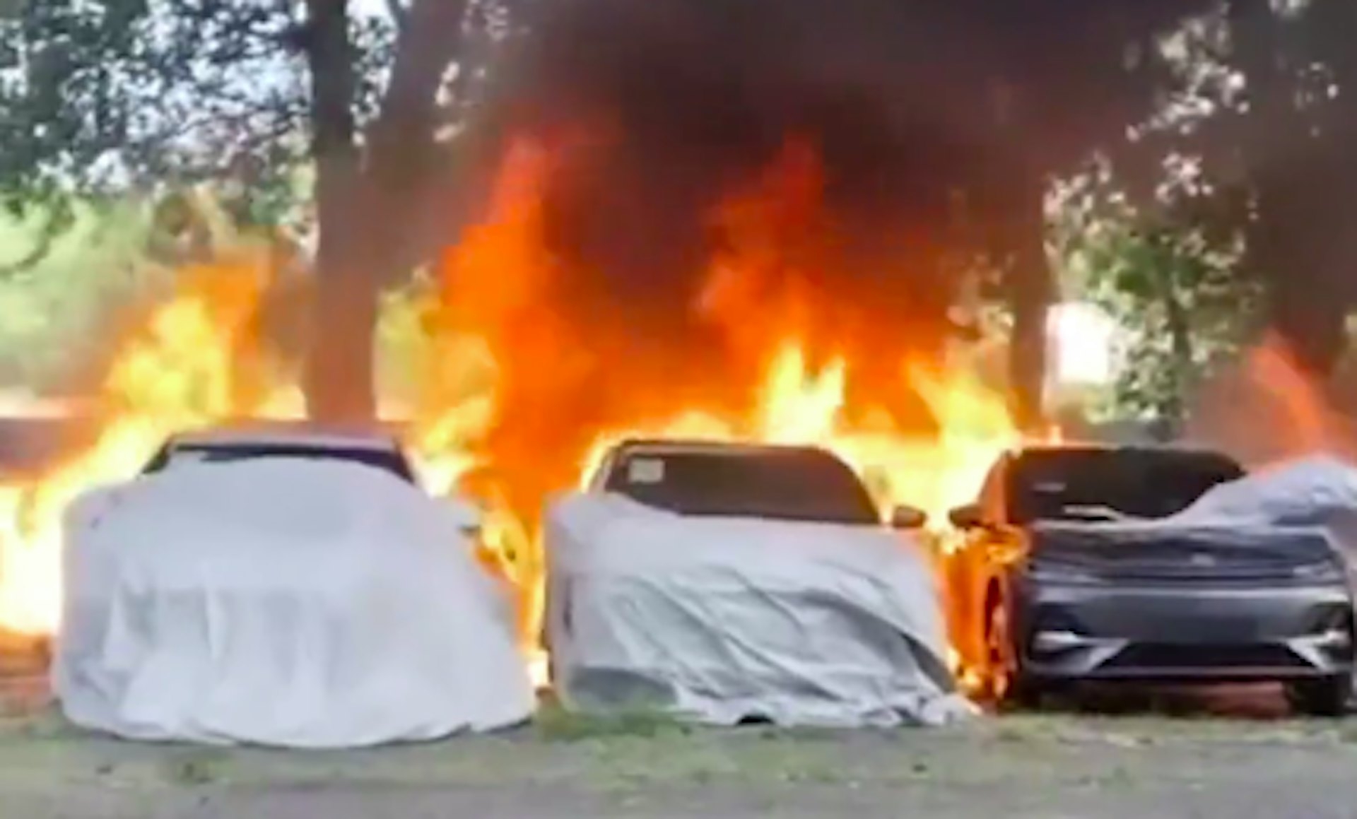 據目擊者所指，因車輛停放間距極小，多輛汽車在短時間內相繼被引燃。（微博／澎湃新聞）