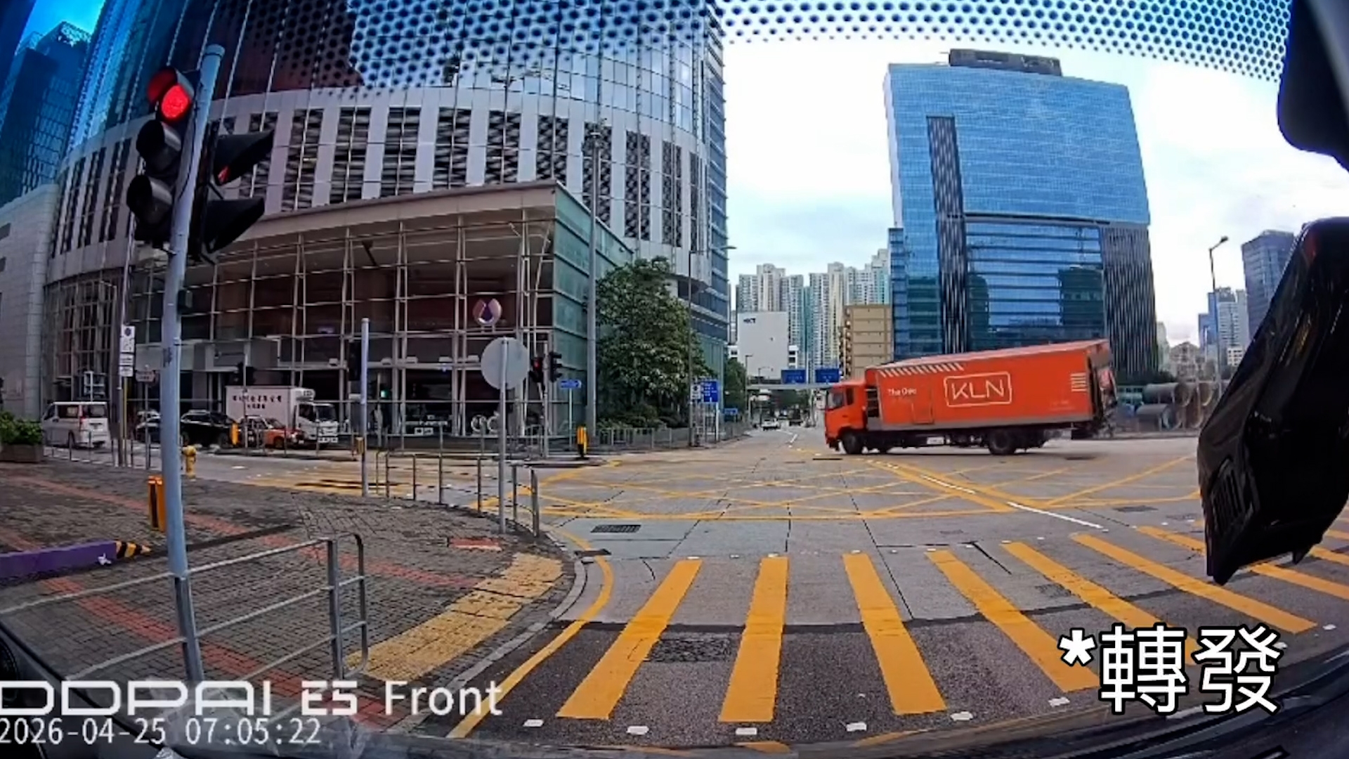 車Cam直擊｜高手在民間！貨車飄移入彎險翻側　片主肉緊呼聲反成焦點 （FB＠日日食）