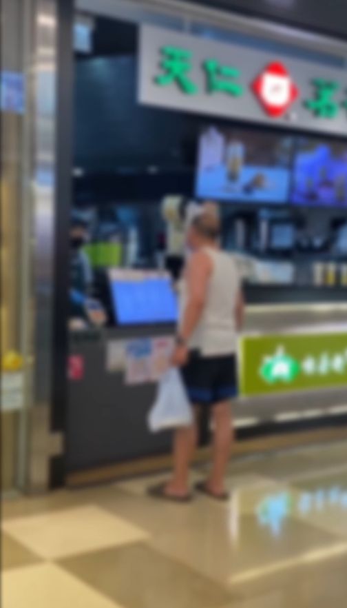 元朗中年漢爆粗大鬧台式飲品店，疑要膠袋不肯加$1。