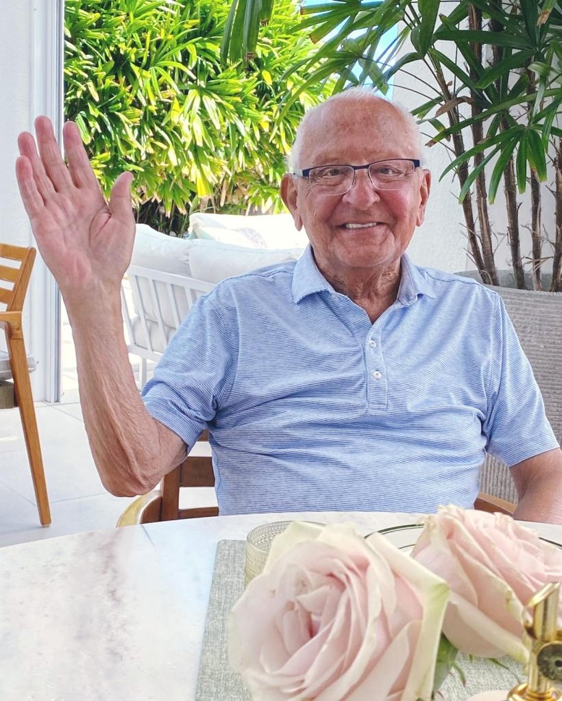 弗蘭克·卡普里奧揮手告別。