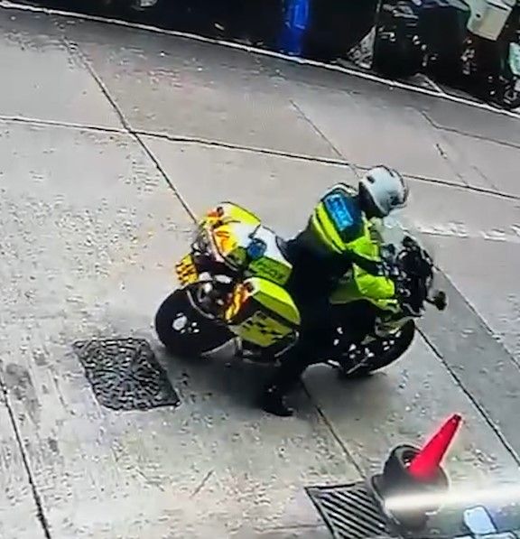 漆咸道北交通警鐵騎「開車失事」